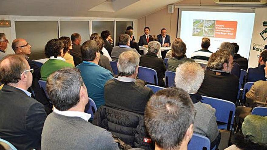 Alcaldes i agents socials berguedans a la presentació del projecte d&#039;ampliació de l&#039;autovia, dimecres