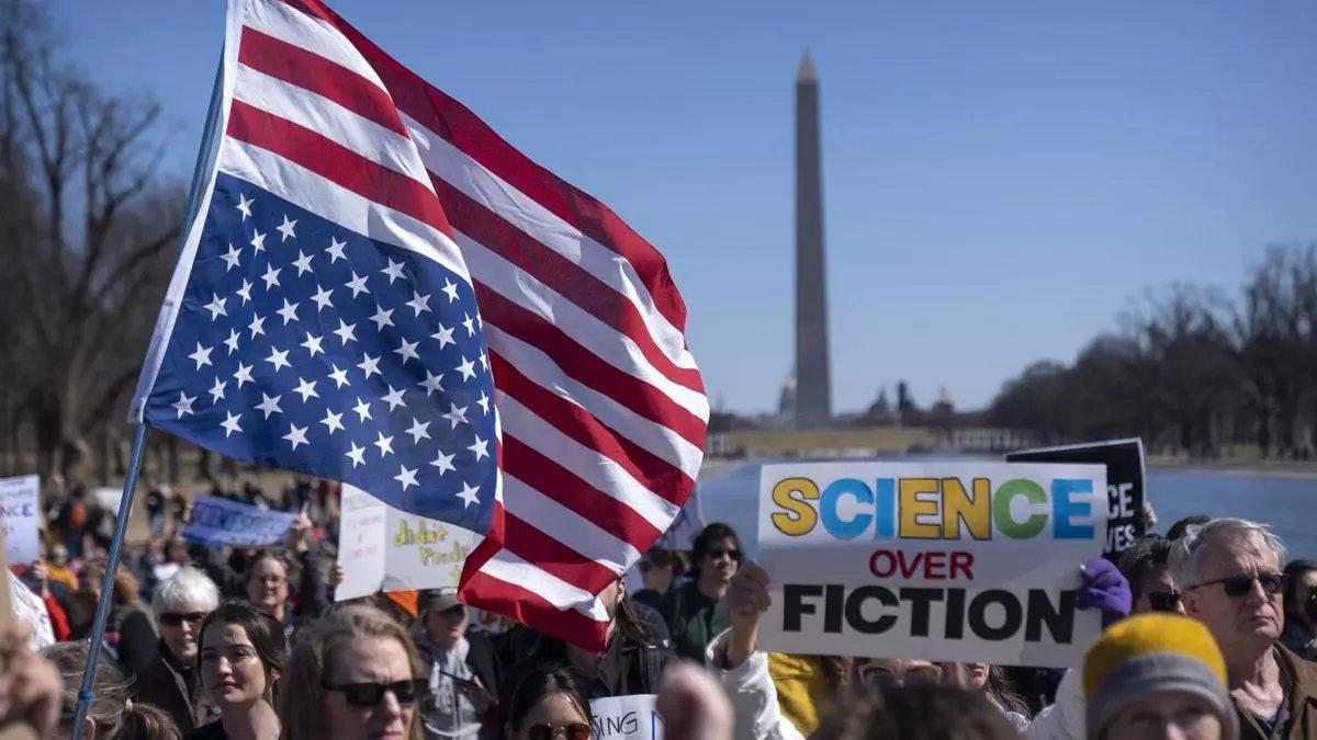 Manifiestación de científicos contra los recortes de Trump en ciencia, celebrada a principios de marzo en el Lincoln Memorial de Washingthon.