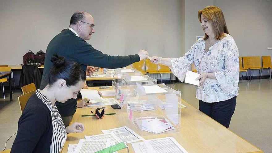 Maria Esther de Blas, la nueva vicerrectora electa del Campus de Ourense, emitiendo ayer su voto en la Facultad de Ciencias. // FdV