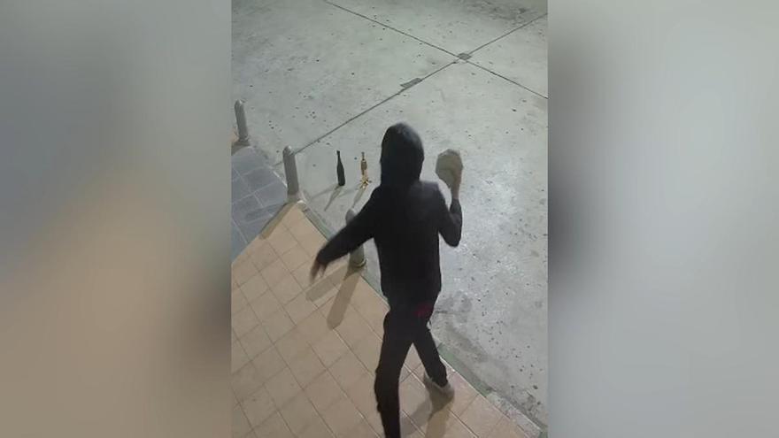 A pedrazo limpio para reventar el escaparate: vídeo del intento de robo ...