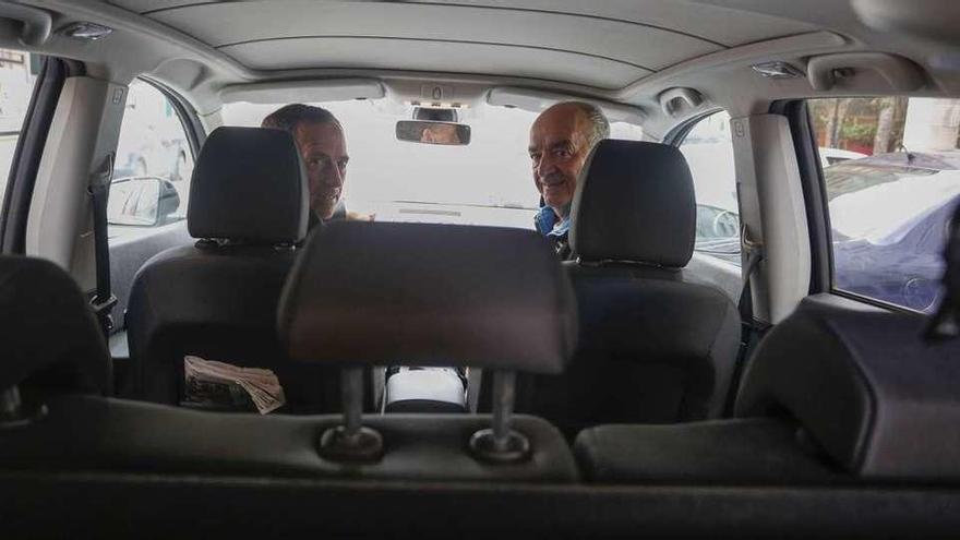 A la izquierda, Manolo Fernández y Xiel, los entrenadores del Real Avilés, en el coche del primero.