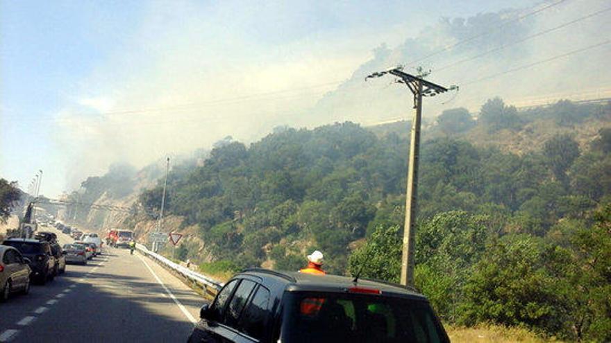 Els vehicles aturats al Portús a la zona de l&#039;incendi.