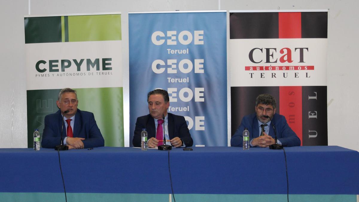 Los presidentes de Cepyme Teruel, Jesús Blasco; de CEOE Teruel, Juan Ciércoles; y de CEAT Teruel, Juan Carlos Escuder, este jueves.