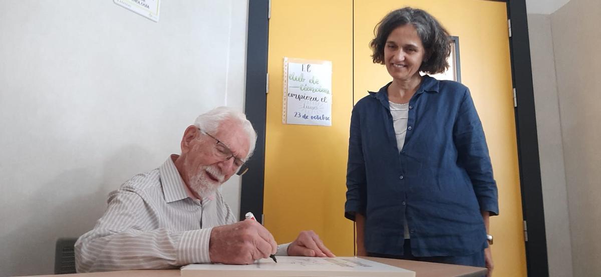 Martin Cooper, firmando en el libro de honor del Instituto.