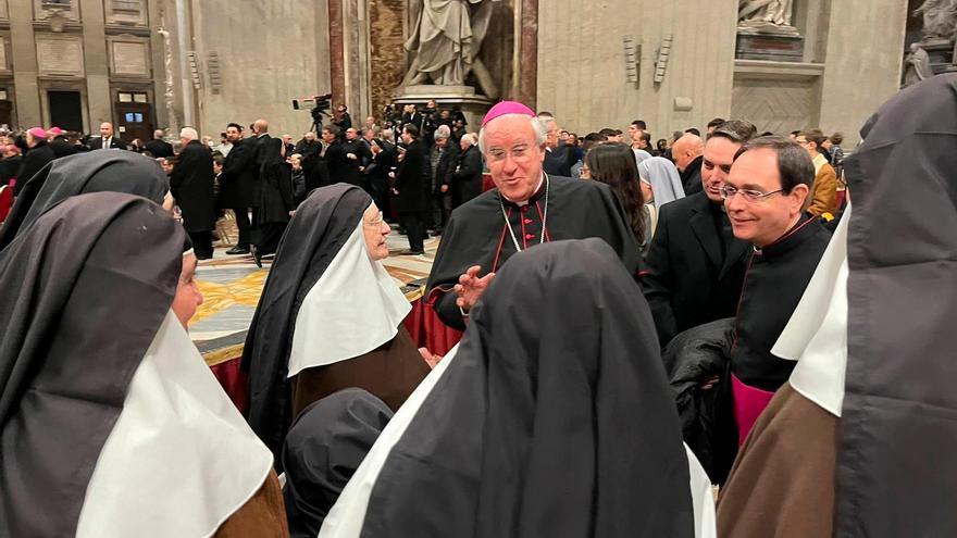 Monseñor Saiz preside hoy una misa por Benedicto XVI en la Catedral de Sevilla