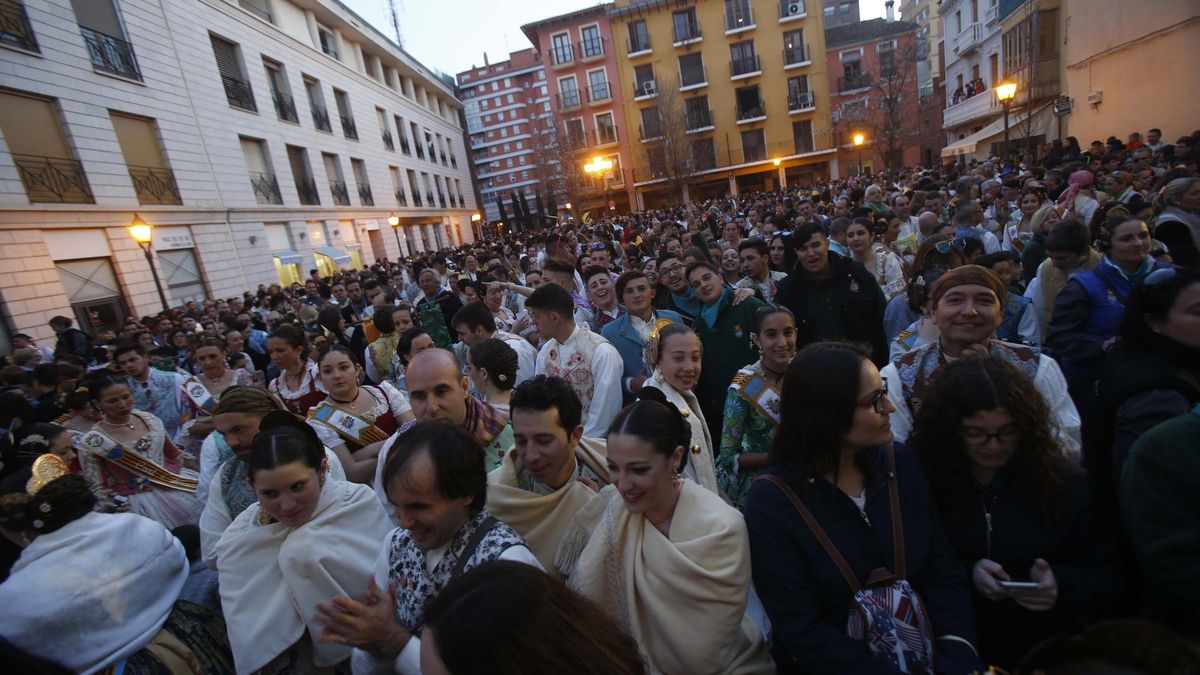 El público espera en la entrega de premios de fallas de Alzira, en una imagen de archivo.