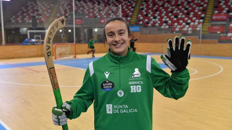 Alba Garrote, señala con una mano el númer cinco, los goles que marcó contra el Bigues. |  // VÍCTOR ECHAVE