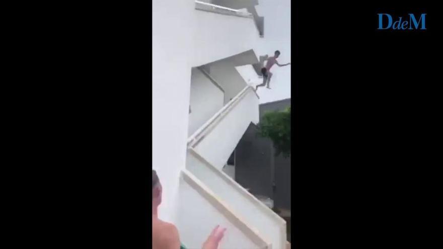 Finge una caída en la piscina tras hacer balconing