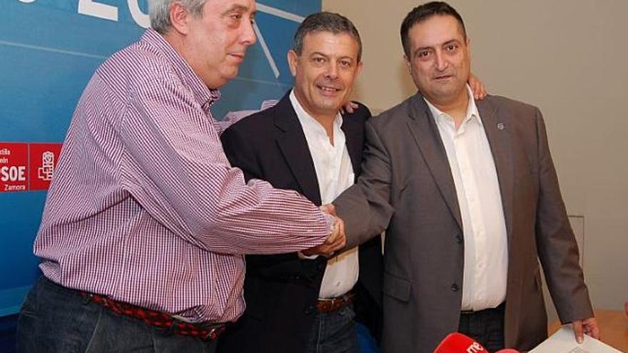 Fuentes (centro), junto al actual portavoz del PSOE, Carlos Hernández (izquierda) y el secretario local, Félix Rodríguez.