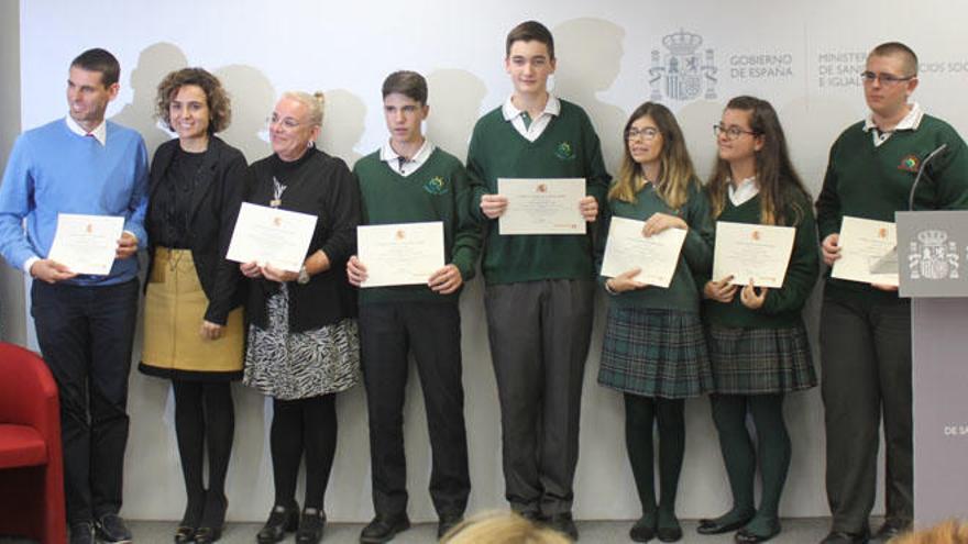 Los alumnos premiados, con las distinciones.