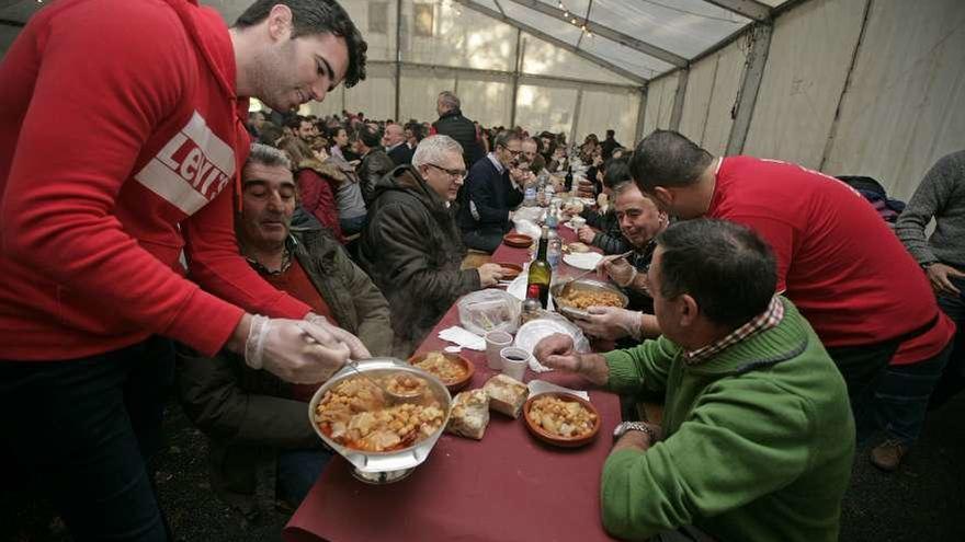 Alrededor de 500 personas disfrutaron del plato protagonista de esta fiesta. // Bernabé/Cris M.V.