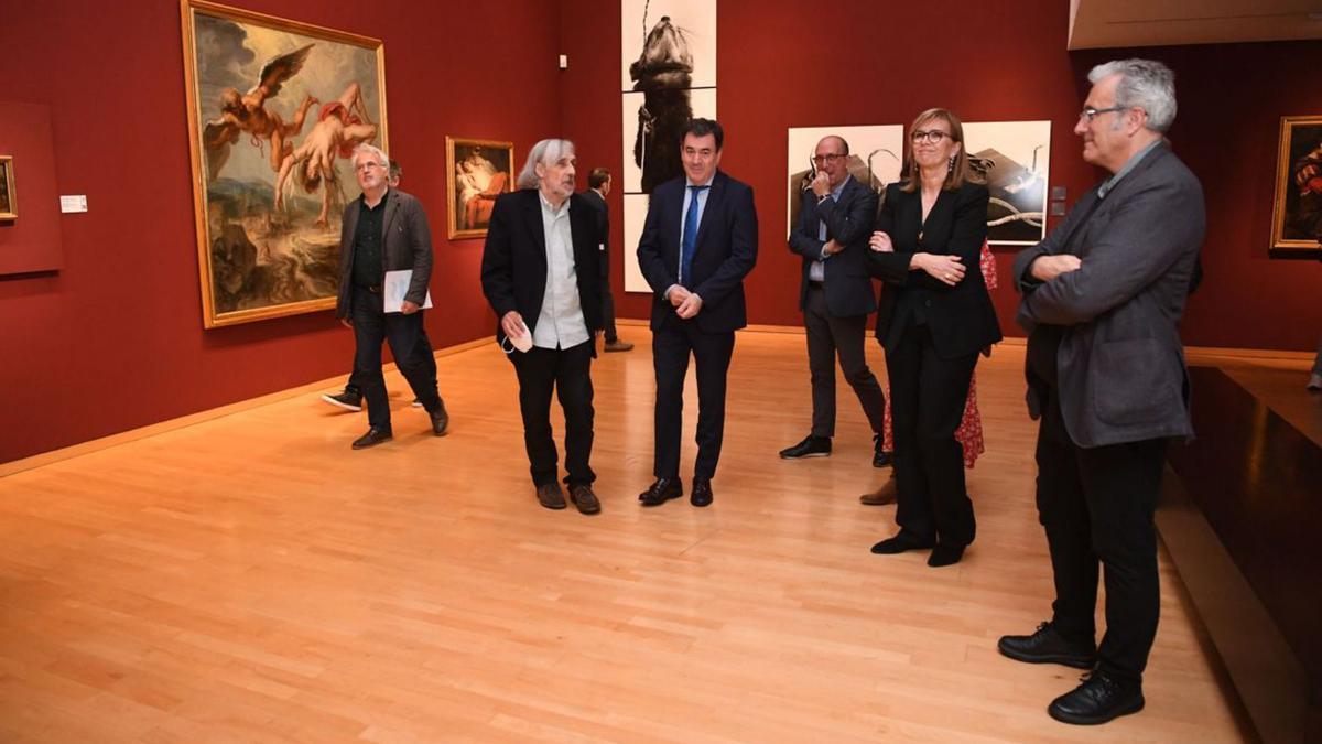 Autoridades presentes en la inauguración junto al artista, Manuel Vilariño.   | //C. PARDELLAS