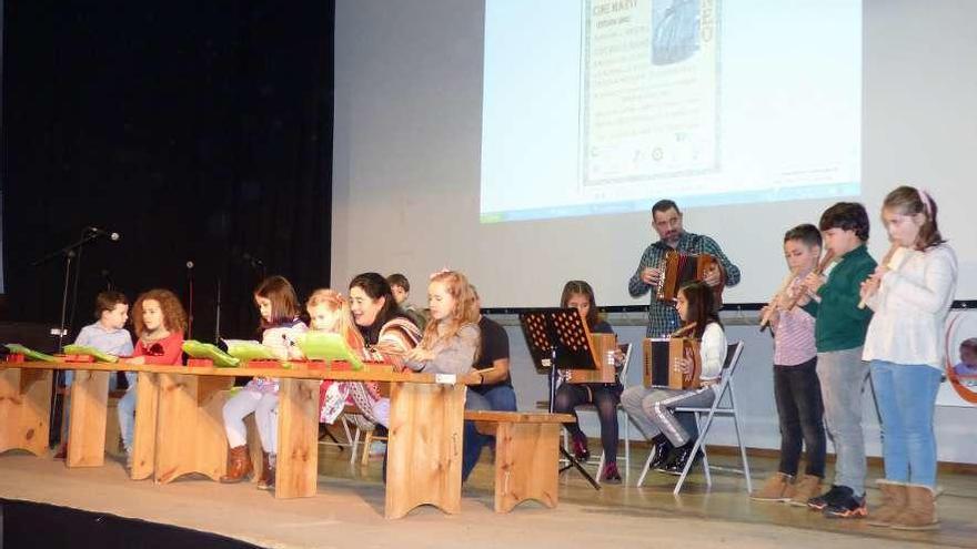 Una de las actuaciones de alumnos de la Escuela de Música de Tineo, ayer, durante la Muestra de Folclore.