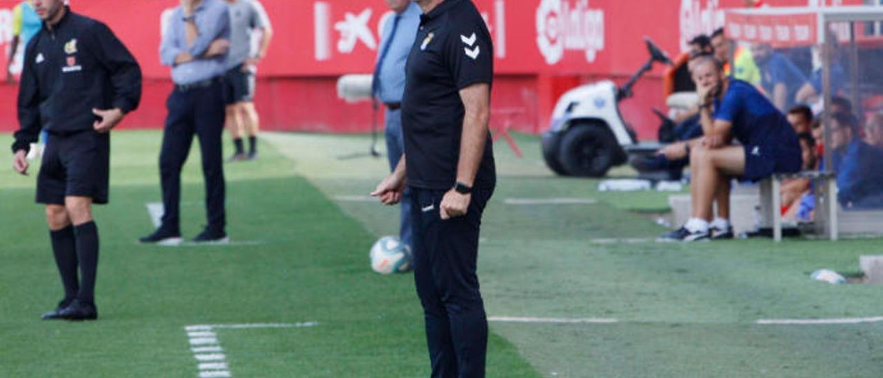 Pepe Mel, técnico de la UD Las Palmas, en la banda del Estadio Municipal de Montilivi durante el choque ante el Girona.