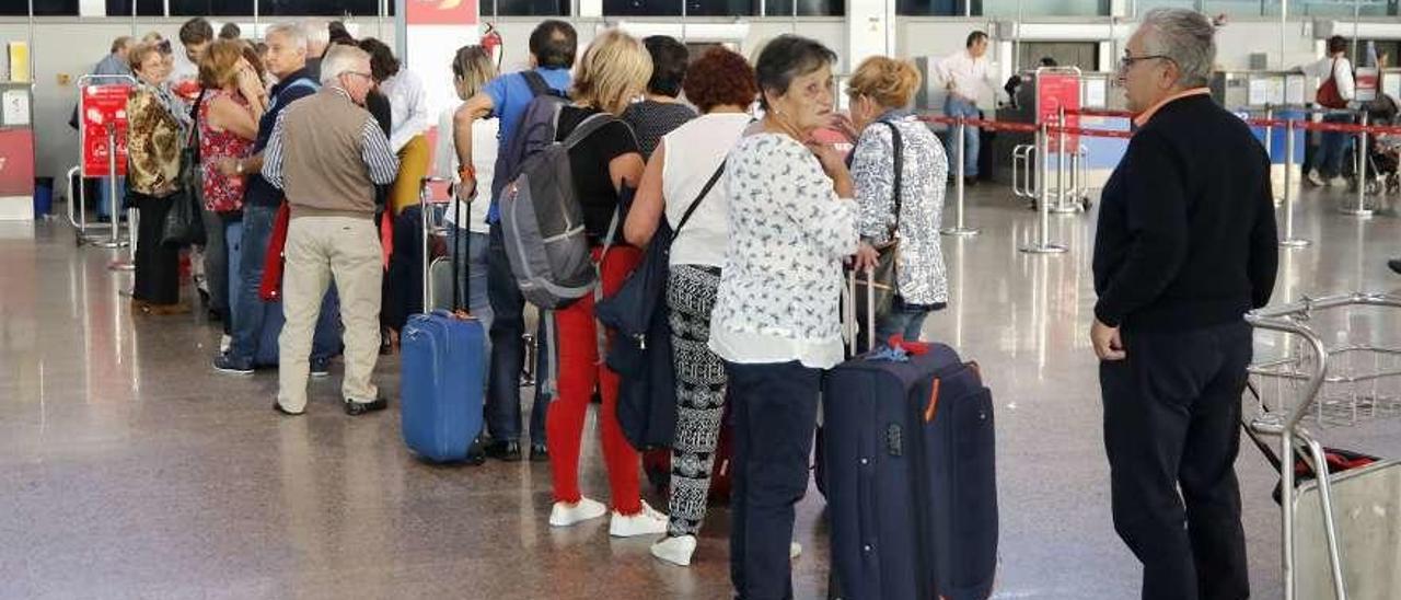 Jubilados facturando sus maletas en Peinador en la actual campaña que arrancó en 2018. // Alba Villar