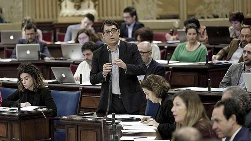 El conseller Negueruela ayer durante una de sus intervenciones en el Parlament.