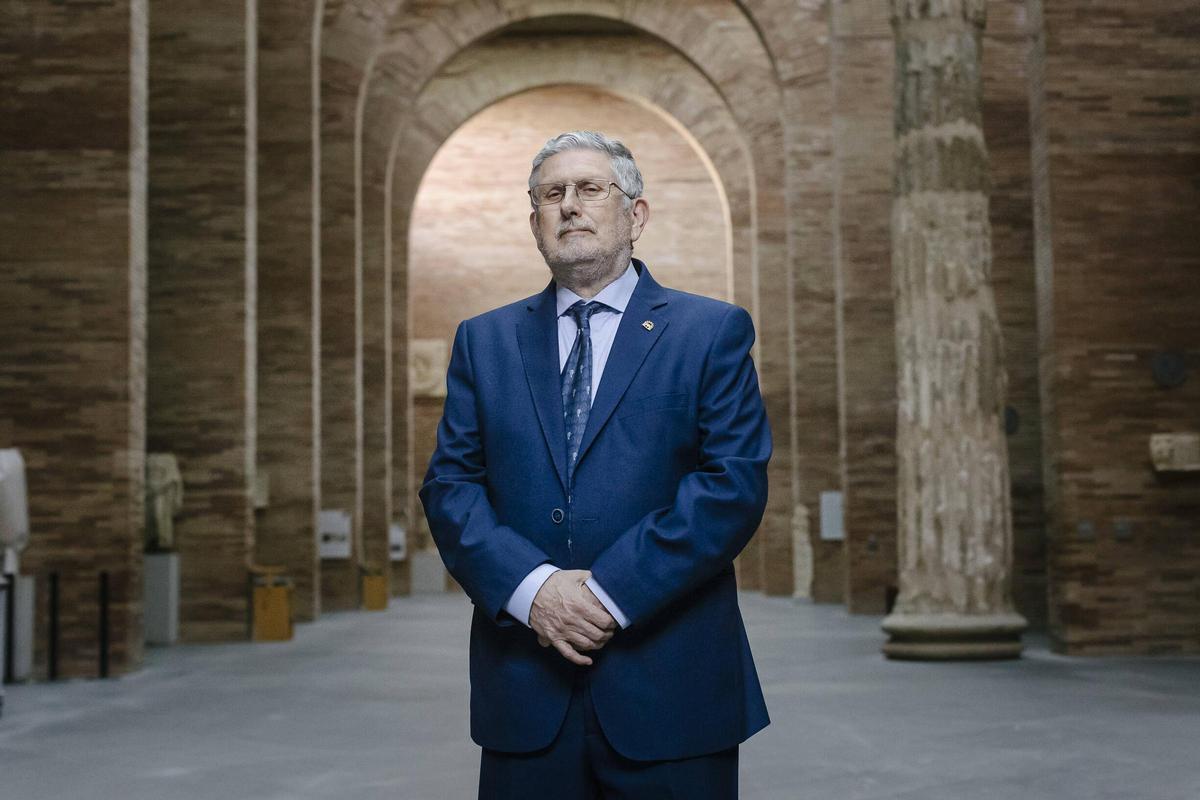 Agustín Velázquez posa en el interior del Museo Nacional de Arte Romano de Mérida.