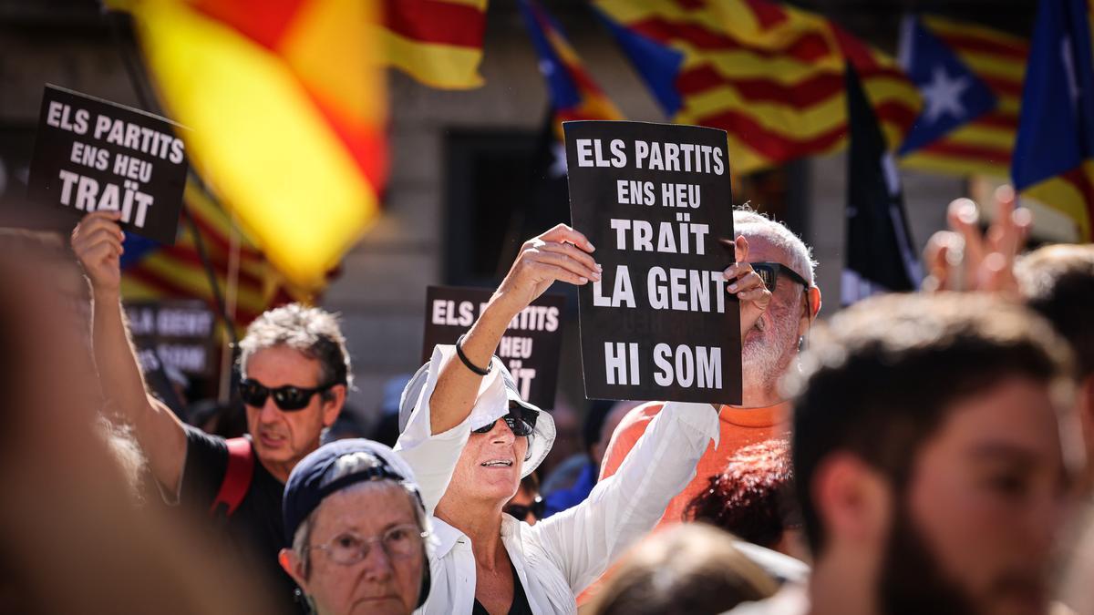 Participants amb rètols contra el Govern a l&#039;acció protesta davant del Palau de la Generalitat amb motiu del cinquè aniversari de l&#039;1-O