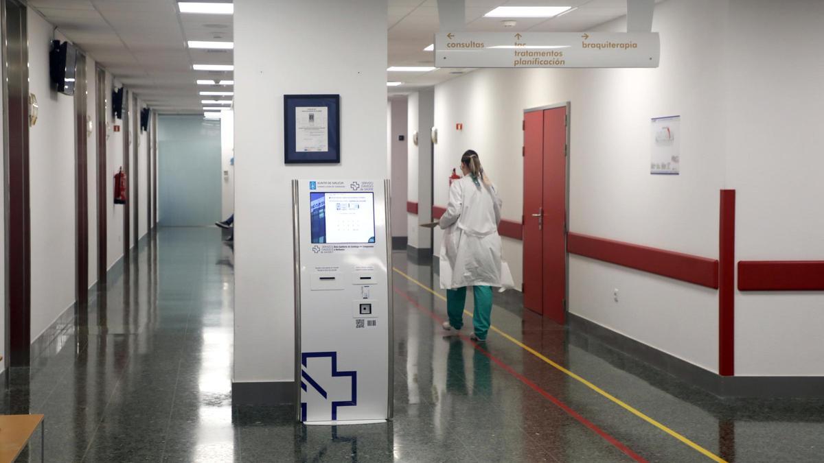 Una médico en el Complexo Hospitalario Universitario de Santiago.