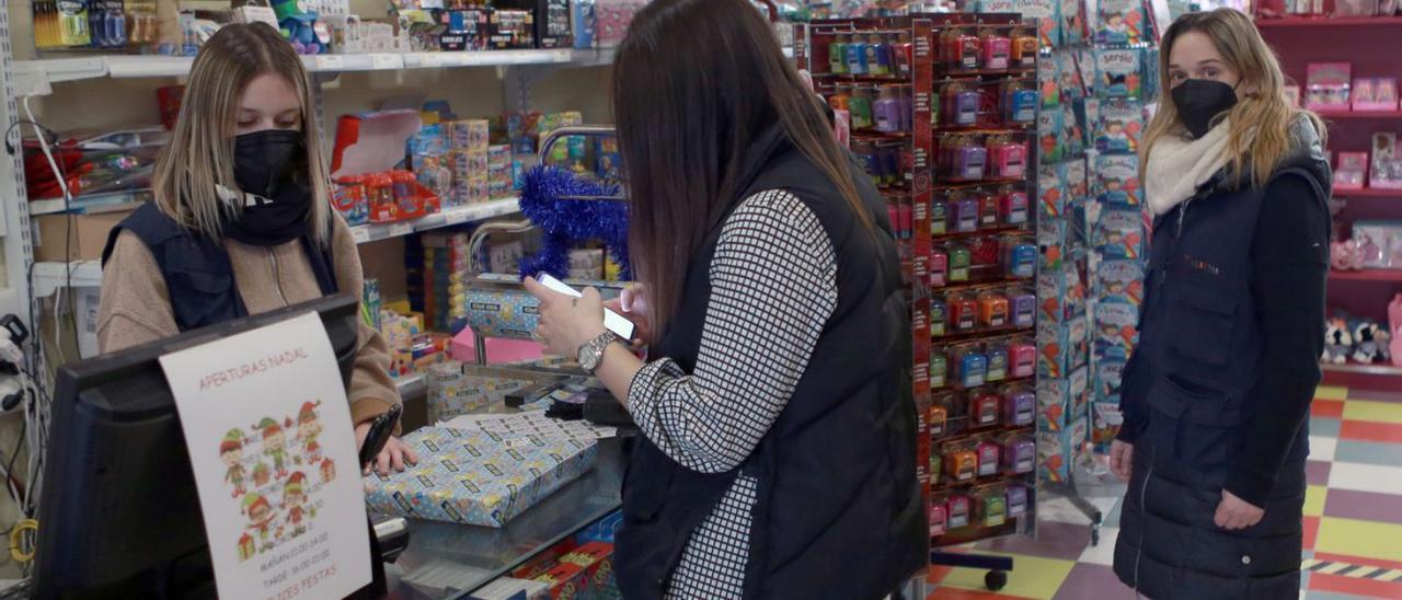 Despacho de regalos navideños en la tienda estradense Tiko Dico.  / | / BERNABÉ/ANA AGRA