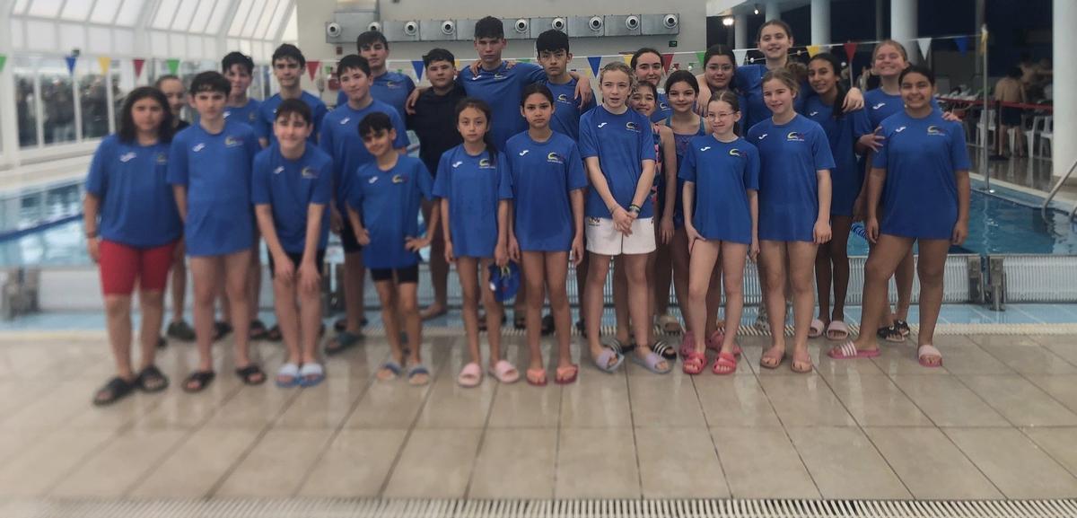 Nadadores del CN Xàtiva en la competición alevín y benjamín, en Les Pereres.