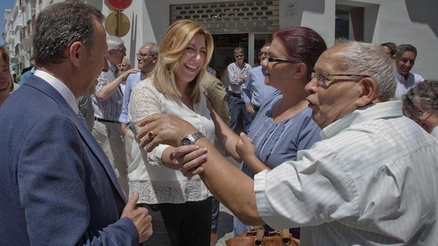 Susana Díaz, charla con varios vecinos de Chiclana, este viernes.