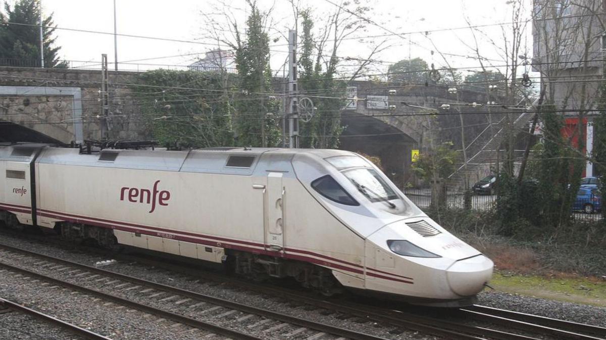 Tren Avant de Renfe en dirección a Ourense.   | // IÑAKI OSORIO