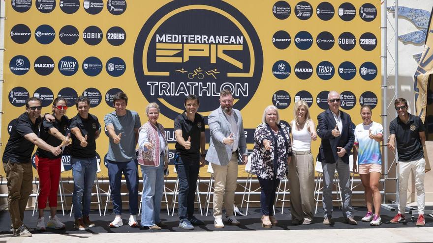 Algunos de los participantes, junto a la organización y distintos representantes institucionales, como el diputado de Deportes, Iván Sánchez.