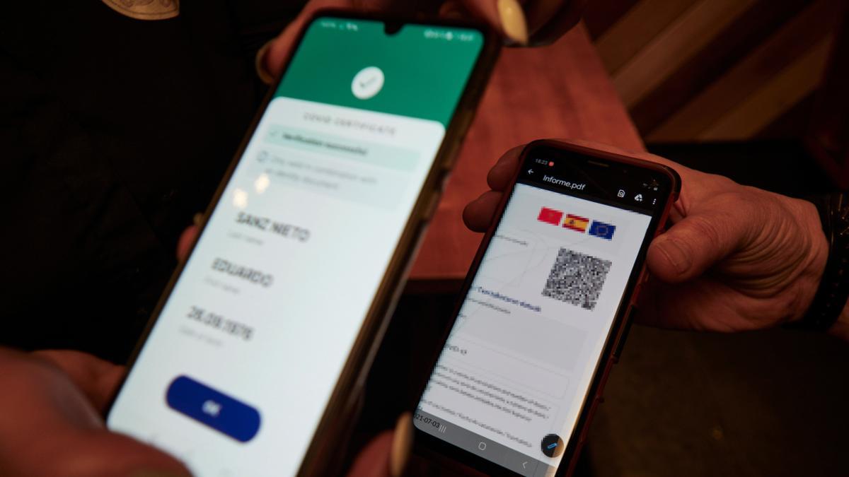 Pasaporte covid en un teléfono móvil.