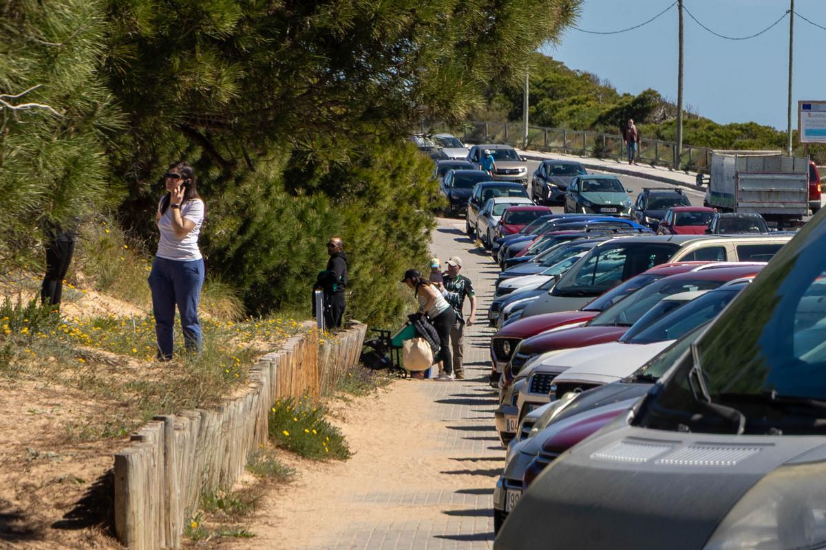 Usuarios intentando entrar al Clot entre retenciones de vehículos
