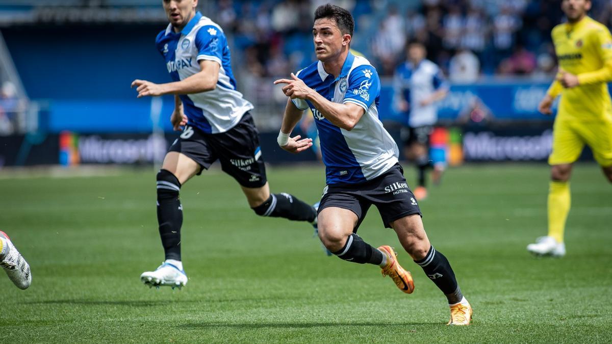 Manu García y Escalante presionan durante el partido ante el Villarreal.