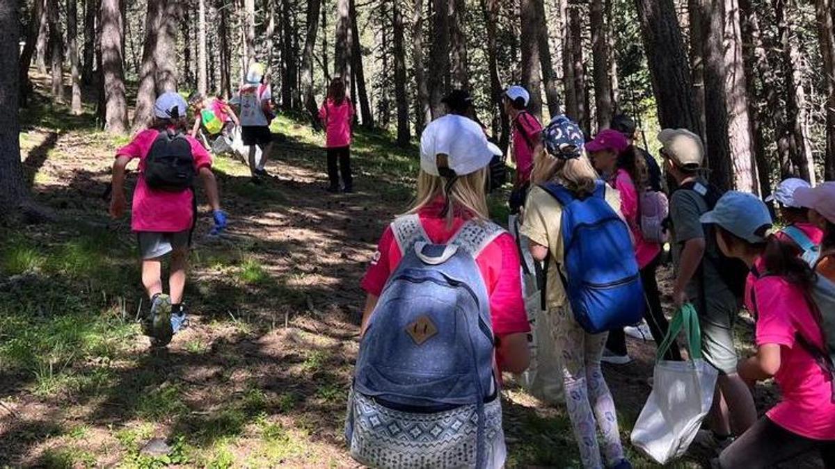 La neteja de l'entorn per part d'escolars