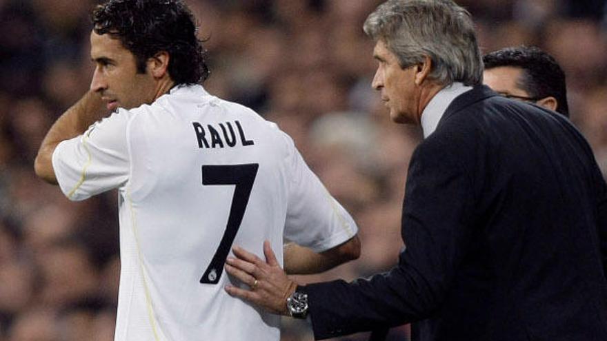 Raúl, antes de saltar al terreno de juego sustituyendo a Benzemá.