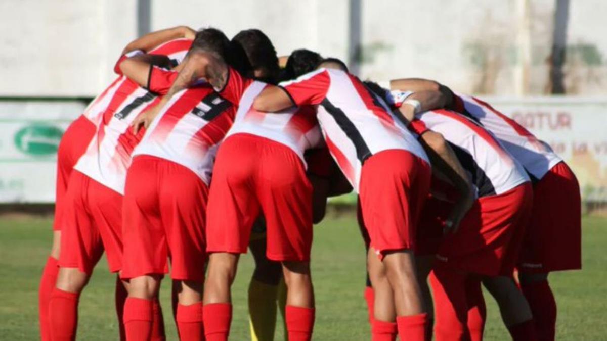 Los jugadores del Zamora B hacen piña en Ciudad Rodrigo. | Zamora CF