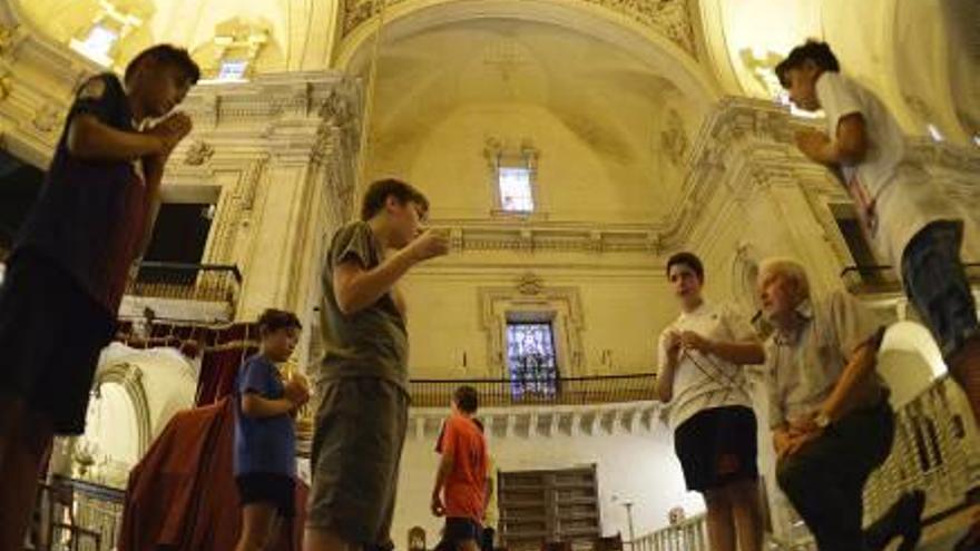 Los niños ensayando en el Cadafal.