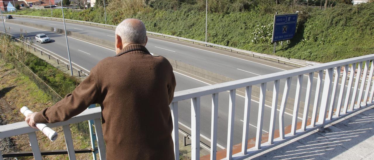 Un paseante contempla el tráfico de la AP-9 desde la avenida de Buenos Aires