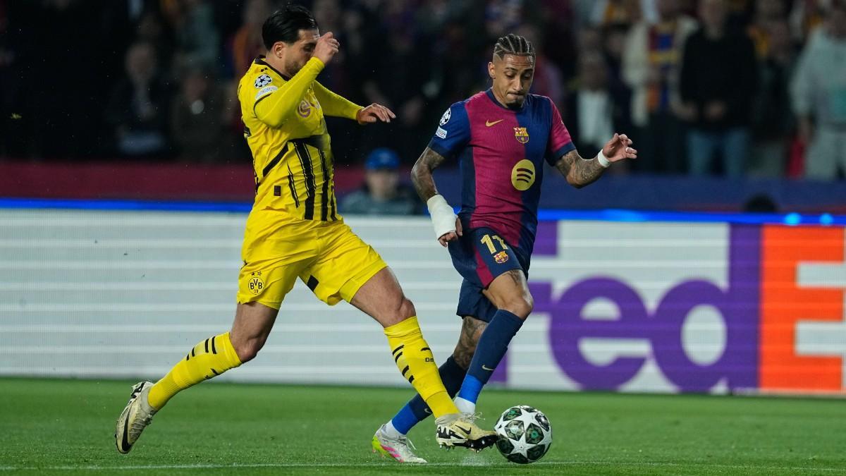 El delantero del Barcelona Raphinha se escapa de Emre Can