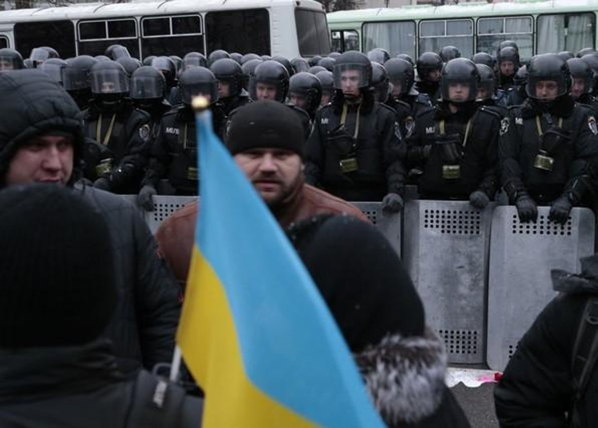 Centenars de milers de cuitadans de Kíev es manifesten i denuncien el seu president, Víktor Ianukóvitx, per la decisió d’allunyar-se d’Europa.