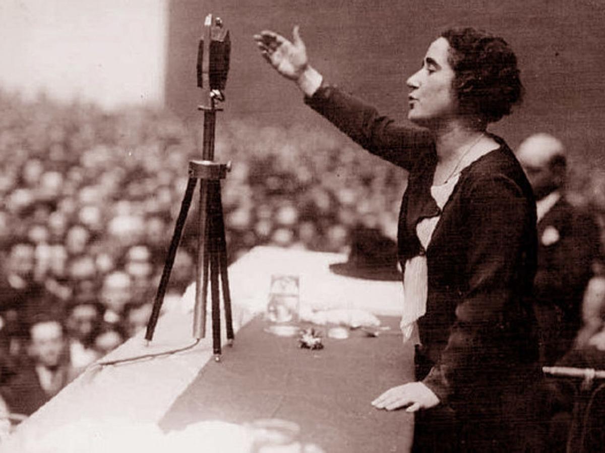 Clara Campoamor, en el Parlamento, durante su intervención para defender el derecho al voto de las mujeres en España.