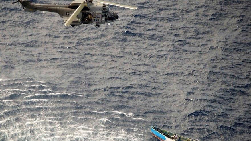 El helicóptero del SAR de Ejército del Aire procede al rescate de los únicos supervivientes del cayuco
