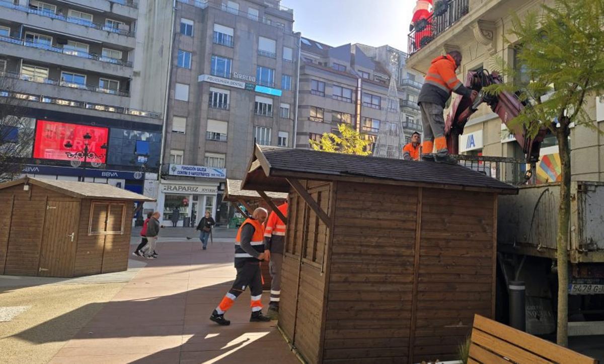 Trabajos de instalación de las casetas, ayer. |  M.Méndez