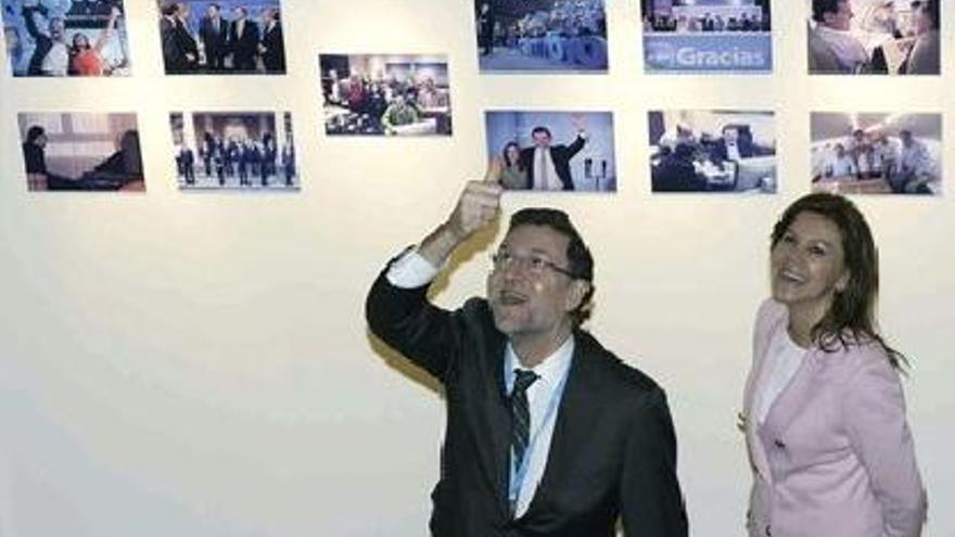 Rajoy i Cospedal visiten una exposició sobre el partit durant la primera jornada de la convenció del PP.