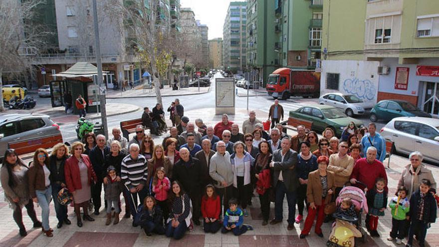 Simpatizantes de Adein, en una foto de grupo en febrero de 2016, en mitad de Nueva Málaga.