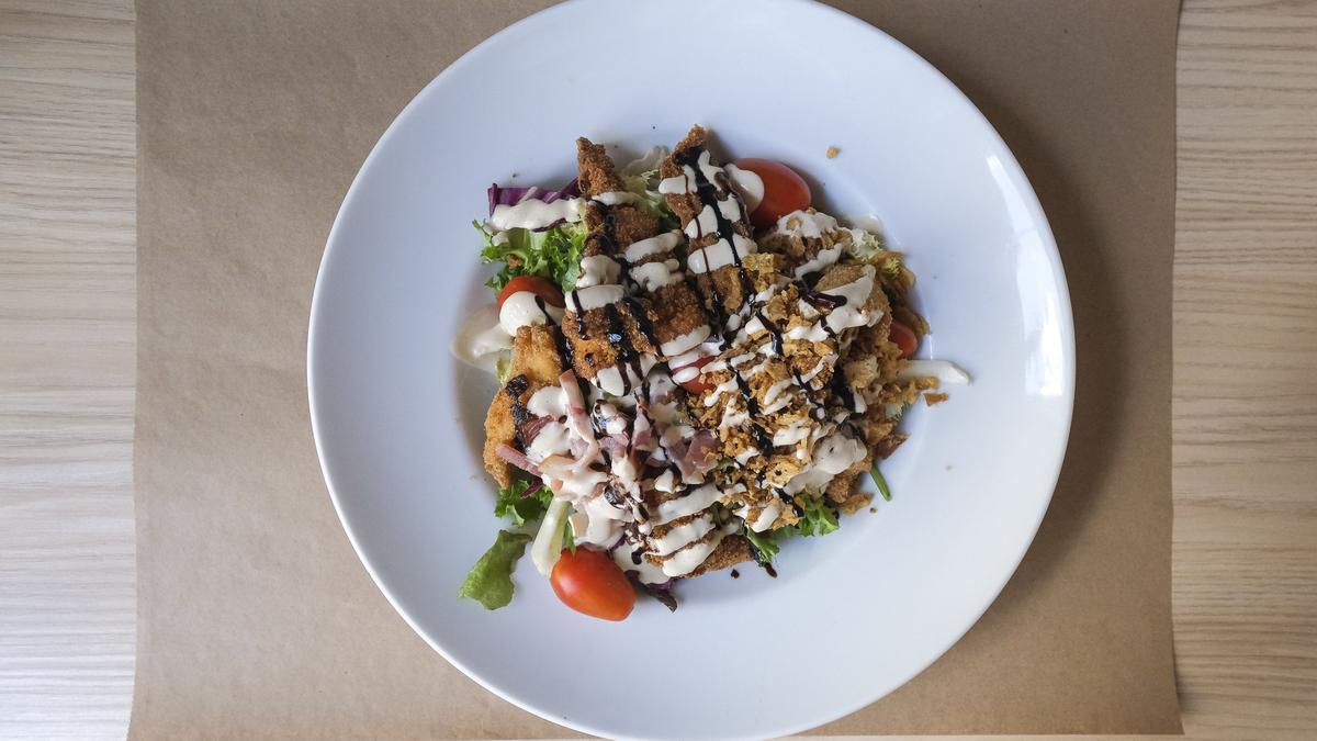 Una de las ensaladas que 'Magenta Art&amp;Coffee cafetería' ofrece en sus menús más frescos.