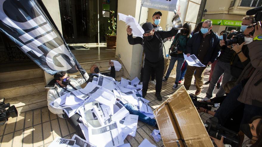 Cacerolada de la hostelería en Alicante con lanzamiento de facturas al Consell ante &quot;la imposibilidad&quot; de hacer frente a los pagos