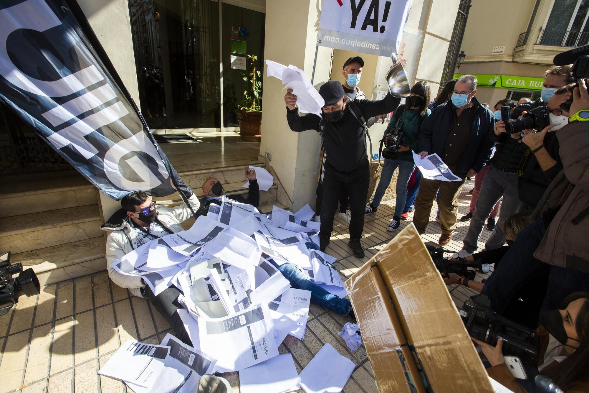 Cacerolada de la hostelería en Alicante con lanzamiento de facturas al Consell ante "la imposibilidad" de hacer frente a los pagos