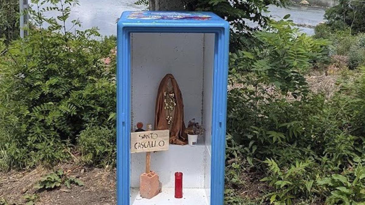 El altar de «Santo Cascallo» creado en una vieja nevera de helados.
