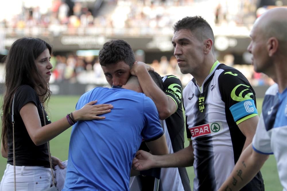 Los jugadores del FC Cartagena, tristes tras el partido que les deja sin ascenso