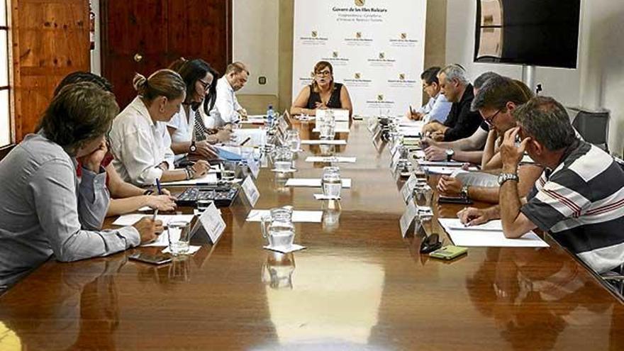 Bel Busquets preside ayer la reunión del Consorcio de la Bolsa de Alojamientos Turísticos.