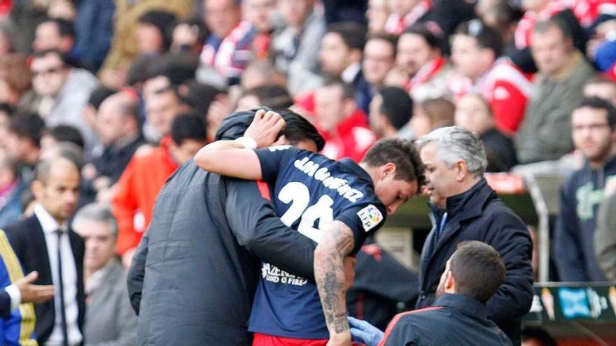 Giménez es retirado del campo por el Mono Burgos.